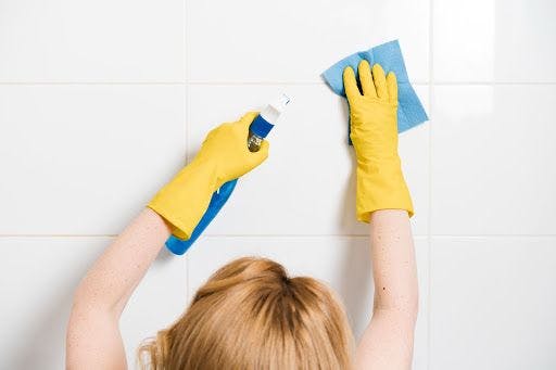 cleaning bathroom tiles